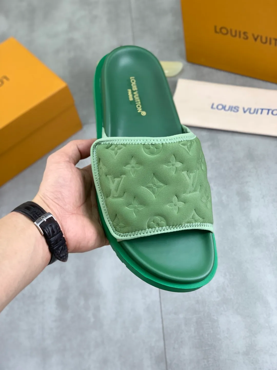 Men's shoes 💰P320 💰[New style]🆘 Original quality [LOUIS VUITTON] The popular Louis Vuitton LV men's slippers on the official website are on sale simultaneously! Original fabric imported from Italy, original factory special supply, code number: 38-44 (45 customized), many colors available